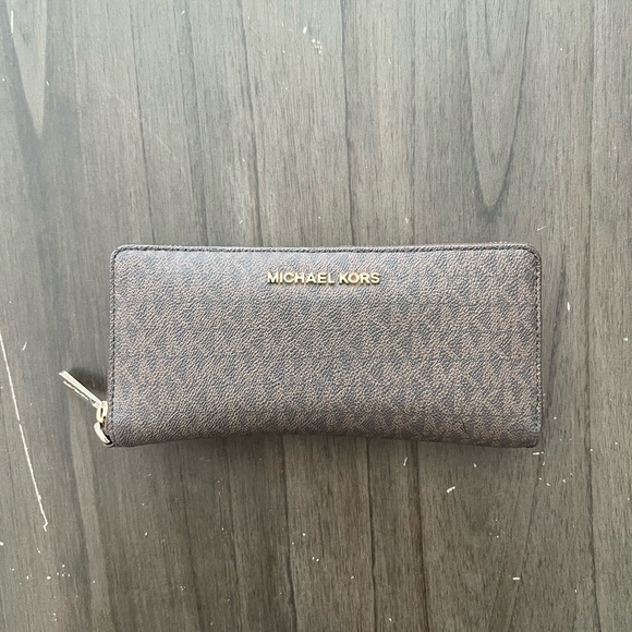 Michael Kors Wallet. BROWN - Picture 1 of 5